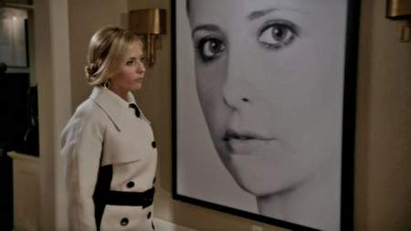Sarah Michelle Gellar in front of large portrait of Siobhan